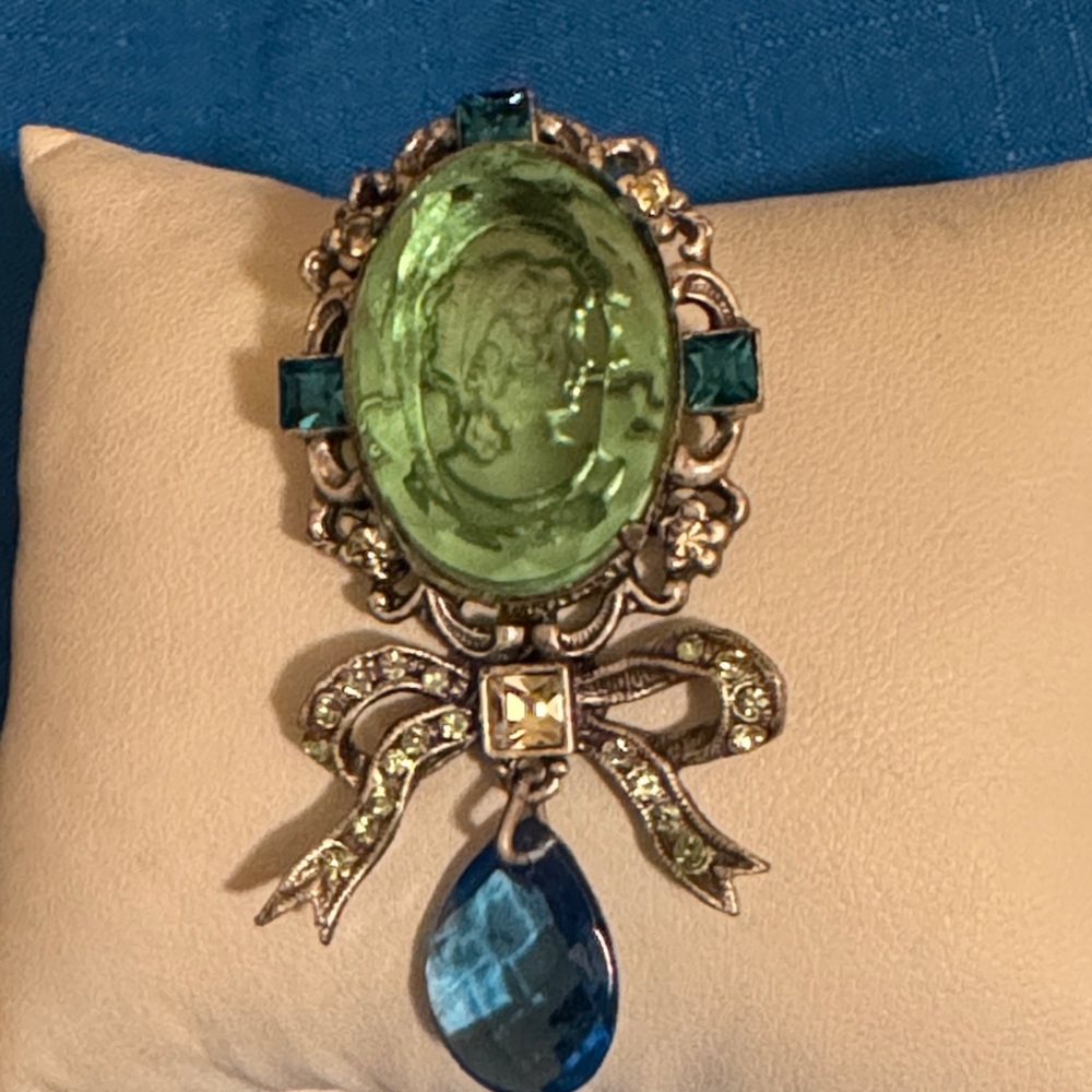 Vintage marked Sweet Romance USA Elegant Green Cameo & Multicolor Glasses Brooch